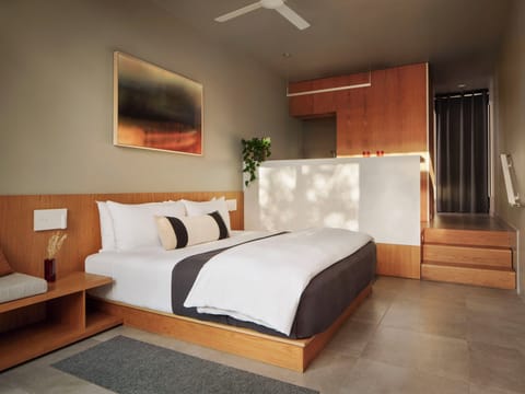 Luxury Studio Suite, 1 King Bed, Lanai | Egyptian cotton sheets, premium bedding, pillowtop beds, desk