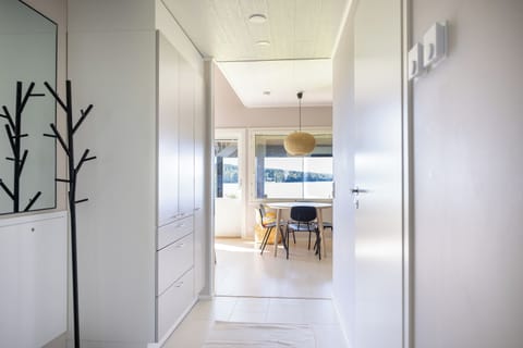 Design Condo, 3 Bedrooms, Lake View | Room amenity