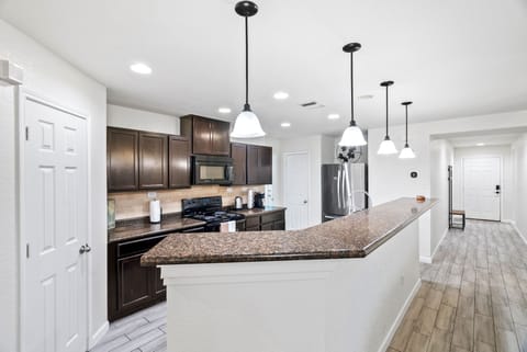 House, 3 Bedrooms | Private kitchen | Fridge, oven, coffee/tea maker, toaster