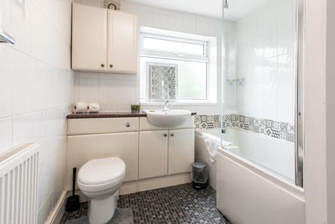 Duplex, 2 Bedrooms | Bathroom | Combined shower/tub, towels, soap, shampoo