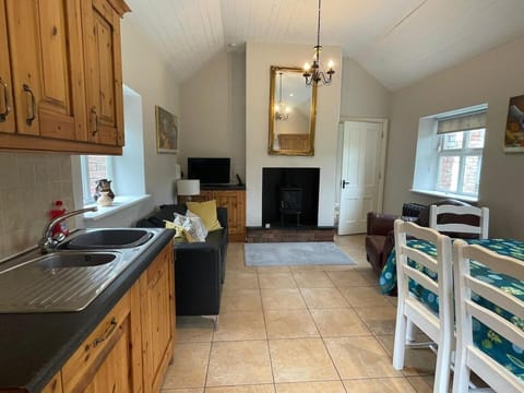 Cottage | Private kitchen | Fridge, microwave, oven, stovetop