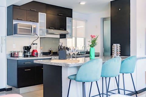 Executive Apartment, 3 Bedrooms, City View | Private kitchen