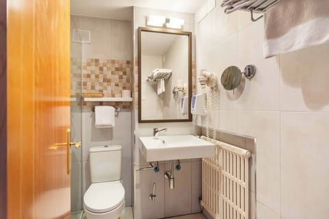 Classic Double Room | Bathroom | Hair dryer, towels