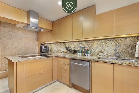 Luxury Apartment, Beach View | Private kitchen | Microwave, oven, cookware/dishes/utensils