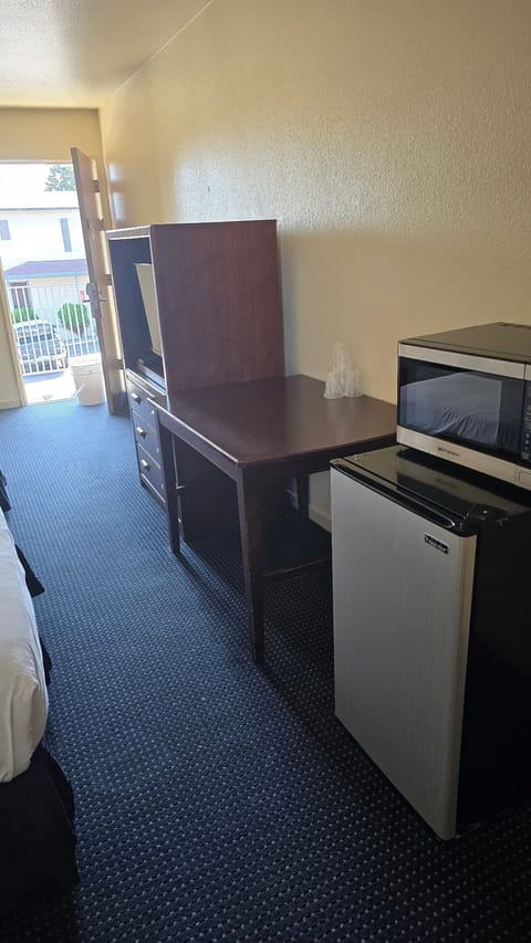 Standard Room, 1 Queen Bed, Smoking, Refrigerator & Microwave | Desk, free WiFi