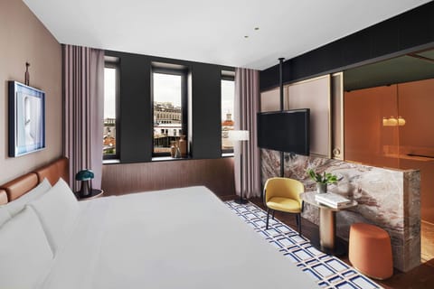 Premier Room, 1 King Bed, Non Smoking | Hypo-allergenic bedding, minibar, in-room safe, blackout drapes