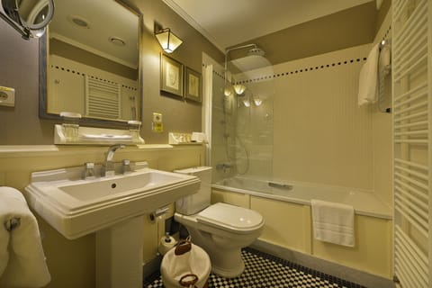 Family Suite, 2 Bedrooms, Kitchen | Bathroom | Free toiletries, hair dryer, bathrobes, slippers