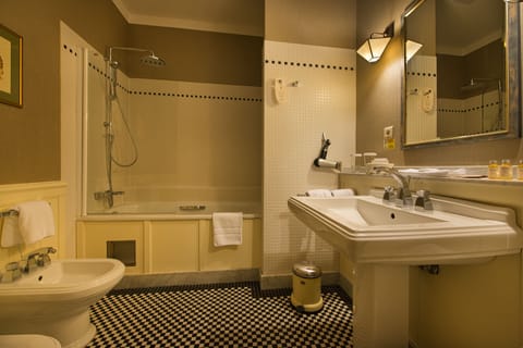 Luxury Suite | Bathroom | Free toiletries, hair dryer, bathrobes, slippers