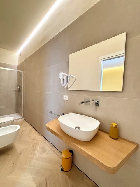 Double or Twin Room, Ensuite, City View | Bathroom | Shower, free toiletries, hair dryer, bidet