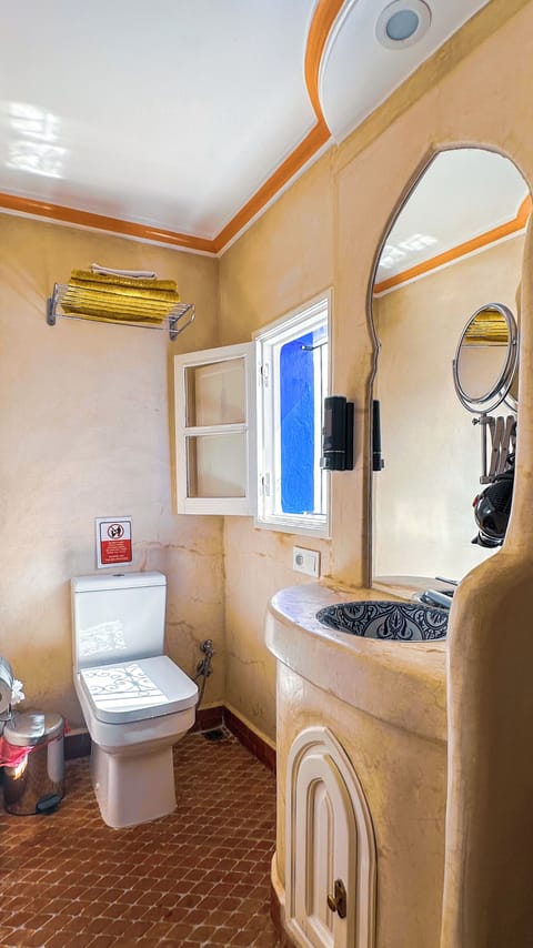 Twin Room, Non Smoking | Bathroom | Shower, hair dryer, towels, soap