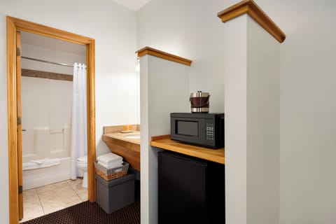 Deluxe Suite, Multiple Beds | Bathroom | Combined shower/tub, deep soaking tub, free toiletries, hair dryer