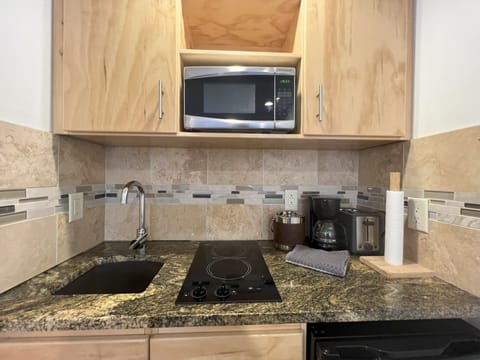 Deluxe Studio | Private kitchen | Fridge, microwave