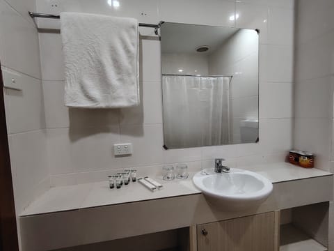 Deluxe Room, Balcony, Mountain View | Bathroom | Slippers, towels, soap, shampoo