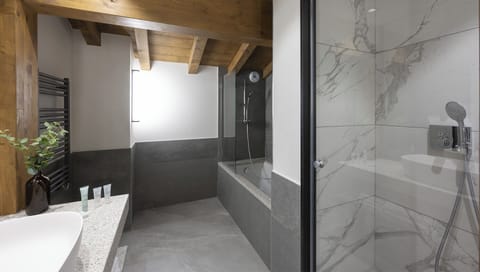 Executive Apartment | Bathroom