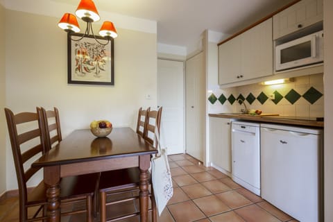 Apartment 5 people - 1 bedroom - Terrace or balcony | Private kitchen | Fridge, microwave, stovetop, coffee/tea maker