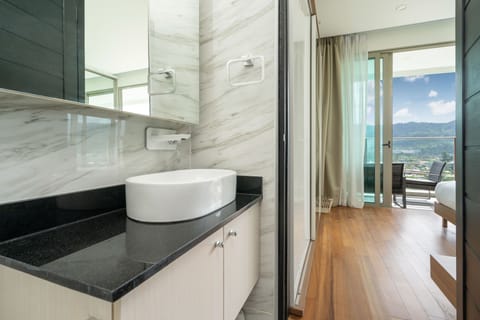 Exclusive Apartment, 2 Bedrooms, Balcony, Partial Ocean View | Bathroom