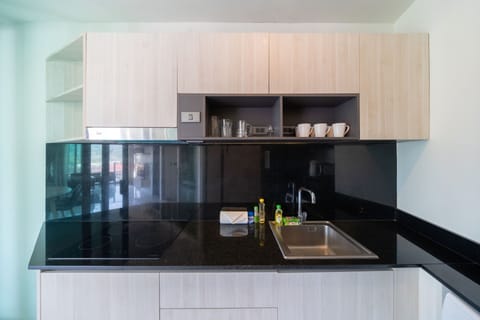 Premium Apartment, 2 Bedrooms, Balcony, Partial Sea View | Private kitchen | Electric kettle