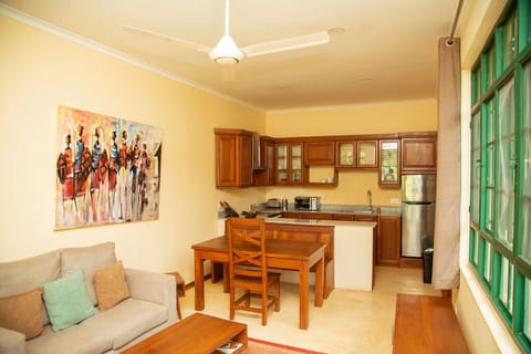 Deluxe Apartment, 1 Bedroom, Mountain View | Living area