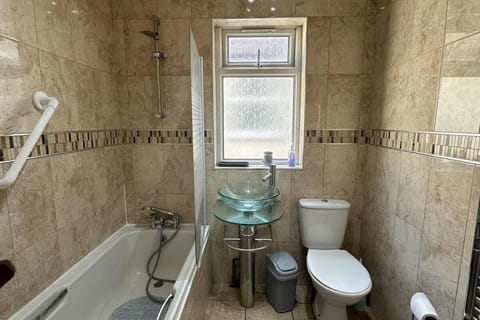 Combined shower/tub, deep soaking tub, towels