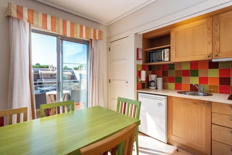 Apartment, 2 Bedrooms | Private kitchenette