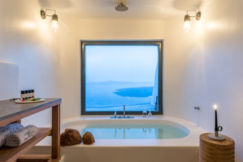 Honeymoon Villa (Caldera View (Nest)) | Deep soaking bathtub