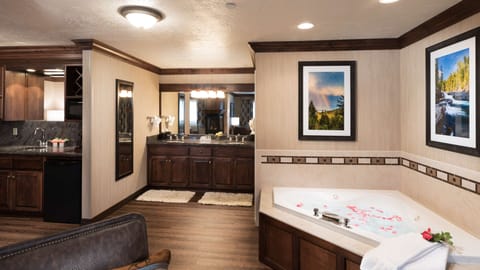 Presidential Suite, 1 King Bed, Non Smoking, Fireplace | Bathroom | Combined shower/tub, free toiletries, hair dryer, towels