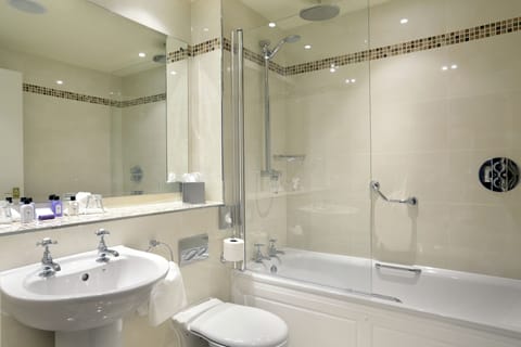 Combined shower/tub, free toiletries, hair dryer, towels