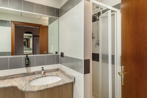 Shower, free toiletries, hair dryer, bidet