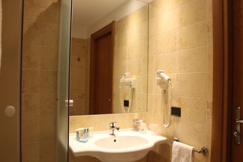 Double or Twin Room | Bathroom | Shower, free toiletries, hair dryer, bidet