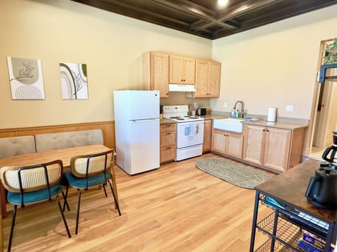 Suite #3, King bed | Private kitchen | Fridge, microwave, oven, stovetop