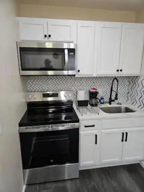 Comfort Studio | Private kitchen | Mini-fridge, microwave, oven, stovetop