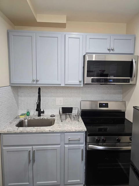 G3 Studio | Private kitchen | Mini-fridge, microwave, oven, stovetop