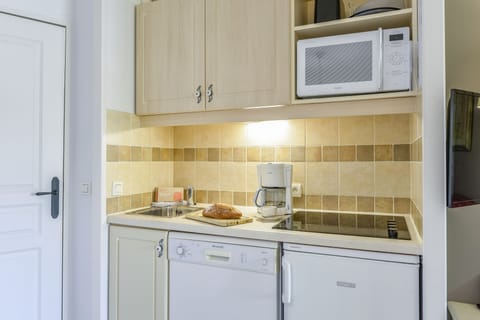 Studio 4 people - 1 sleeping alcove - Terrace or balcony | Private kitchen | Fridge, microwave, stovetop, dishwasher