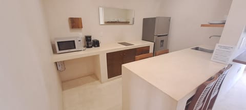 Economy Studio | Private kitchen | Fridge, microwave, cookware/dishes/utensils