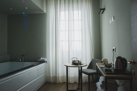 Luxury Suite | In-room safe, desk, free WiFi