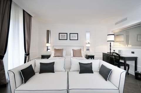 Suite | Premium bedding, down comforters, minibar, in-room safe