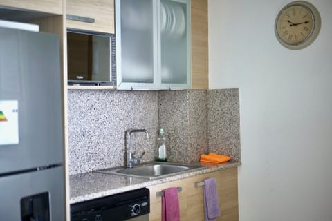 Deluxe Apartment, Beach View | Private kitchen