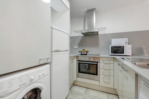 Family Apartment, 1 Bedroom (Andorra Active Leisure Apartment) | Private kitchen | Fridge, microwave, oven, stovetop