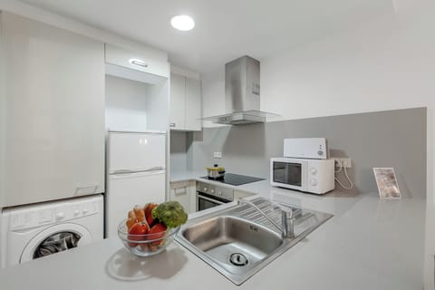 Family Apartment, 1 Bedroom (Andorra Active Leisure Apartment) | Private kitchen | Fridge, microwave, oven, stovetop