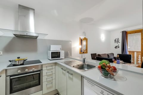 Family Apartment, 1 Bedroom (Andorra Active Leisure Apartment) | Private kitchen | Fridge, microwave, oven, stovetop