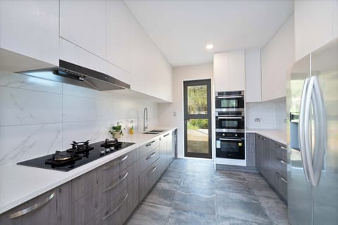 Economy Twin Room, 1 Bedroom | Private kitchen | Shared fridge, microwave