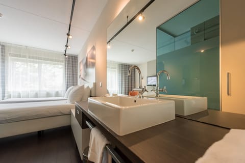 Superior Room | Bathroom | Free toiletries, hair dryer, towels