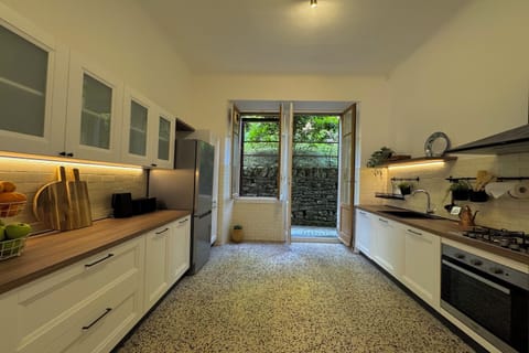 Family Apartment, 4 Bedrooms, Beachside (Giardino Floreale di Menaggio) | Private kitchen | Fridge, microwave, oven, stovetop