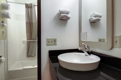 Combined shower/tub, hair dryer, towels