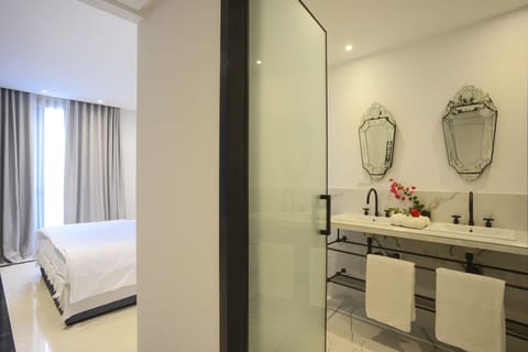 Deluxe Double Room | Bathroom | Hair dryer, towels, toilet paper