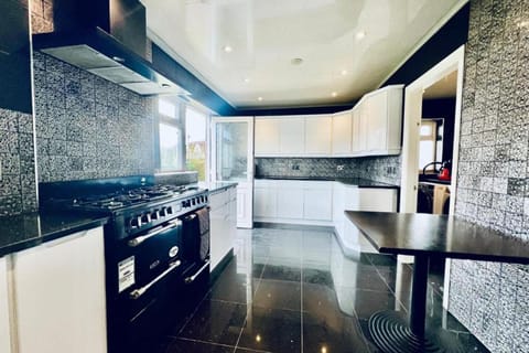 House | Private kitchen | Fridge, microwave, oven, electric kettle