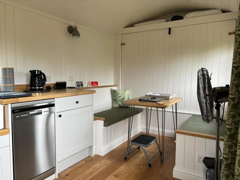 Cabin | Private kitchen | Fridge, microwave, oven, stovetop