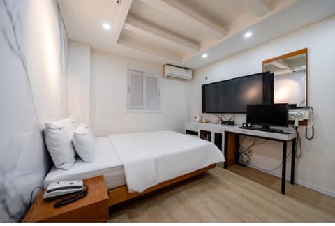 Premier Double Room | Desk, laptop workspace, soundproofing, free WiFi