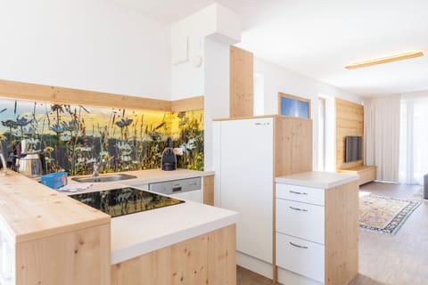 Superior Ferienwohnung mit 2 Schlafzimmern und Saunabereich | Private kitchen | Full-size fridge, oven, stovetop, dishwasher