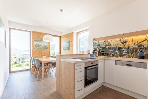 Superior Ferienwohnung mit 2 Schlafzimmern und Saunabereich | Private kitchen | Full-size fridge, oven, stovetop, dishwasher